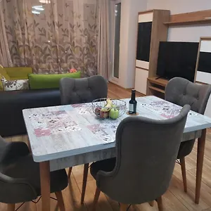 New Near Center With Free Parking Apartment